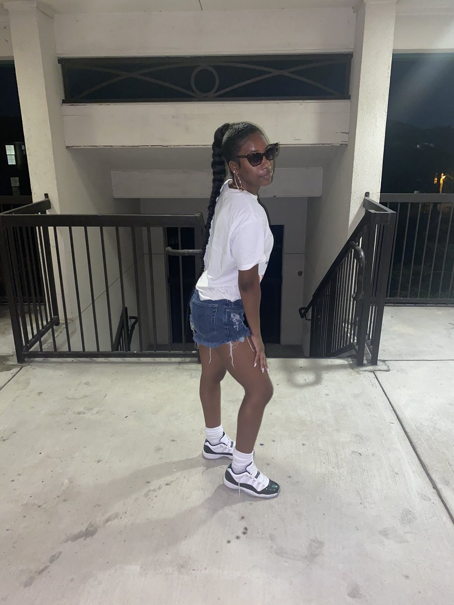 BriaCarbo's tweet photo. d-valley girl 💙🤍 #DUSPRINGFEST https://t.co/UXFSEC1Sve