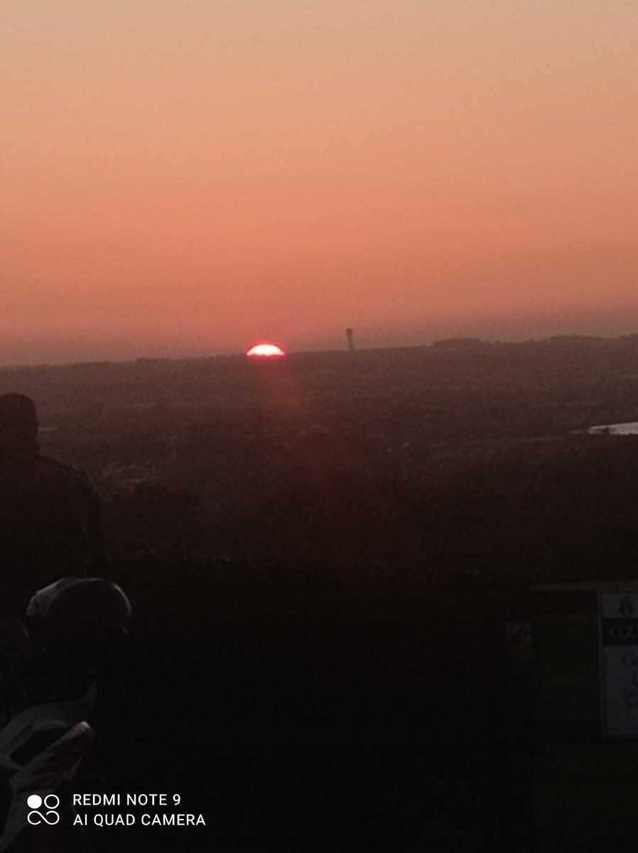 doctordomuch's tweet photo. @DublinAirport with the sunset from deerpark https://t.co/7eEBz35Ipz