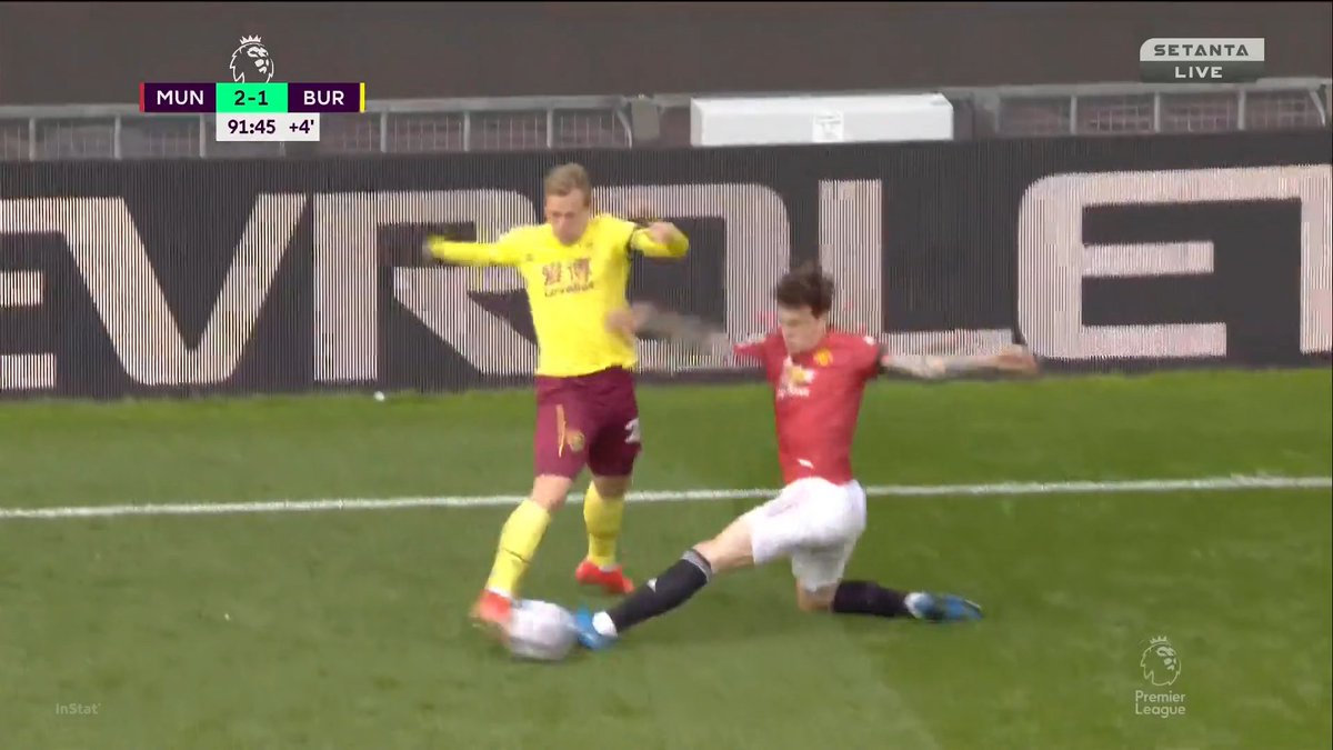 This is *so* uncharacteristic from Lindelöf. He knows he's the last man down the channel and is off-ball but he still dives into a challenge. Even though he nearly wins the ball he should've turned and stayed on the man. Nevertheless, Shaw makes the challenge and we're fine.