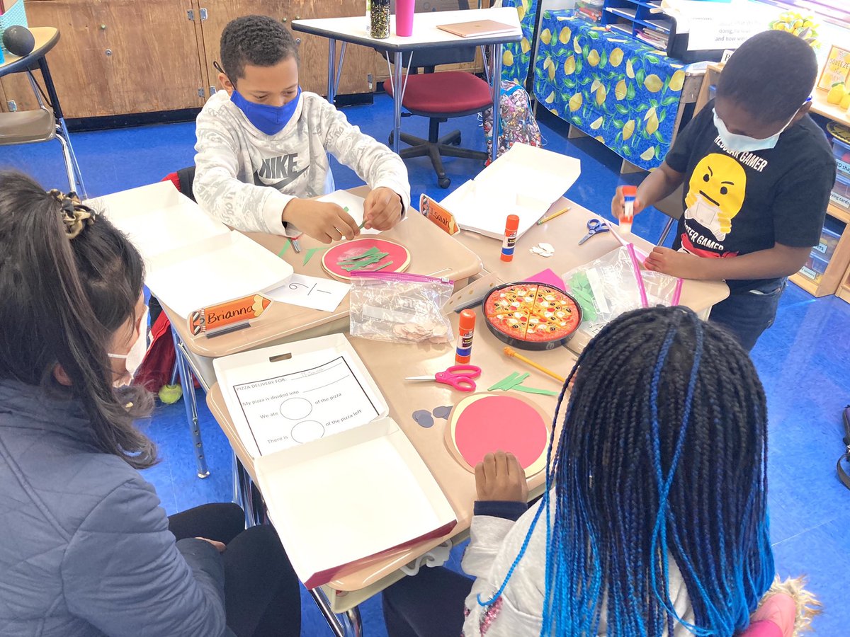Ps100Bronx's tweet image. 3-223 makes fraction pizza! #fractionsarefun @Ms_A_PS100x @Wonderw_100 @c_white_100 @D8Connect @BxSuptTobia @jen_joynt