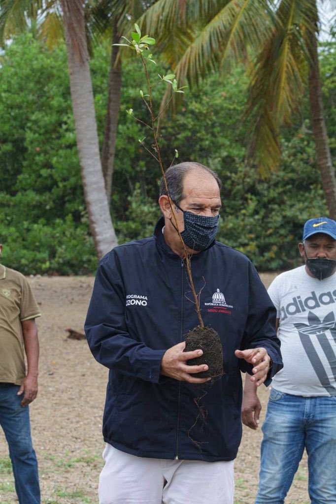 AmbienteRD's tweet photo. En conmemoración del Día Mundial de la Tierra, realizamos jornada de plantación de 1,000 mangles y uvas de playa en los humedales ubicados en las inmediaciones de la playa Los Cuadritos, Nigua.

#DíaDeLaTierra #PorUnMundoVerde https://t.co/J6o5M1U9if