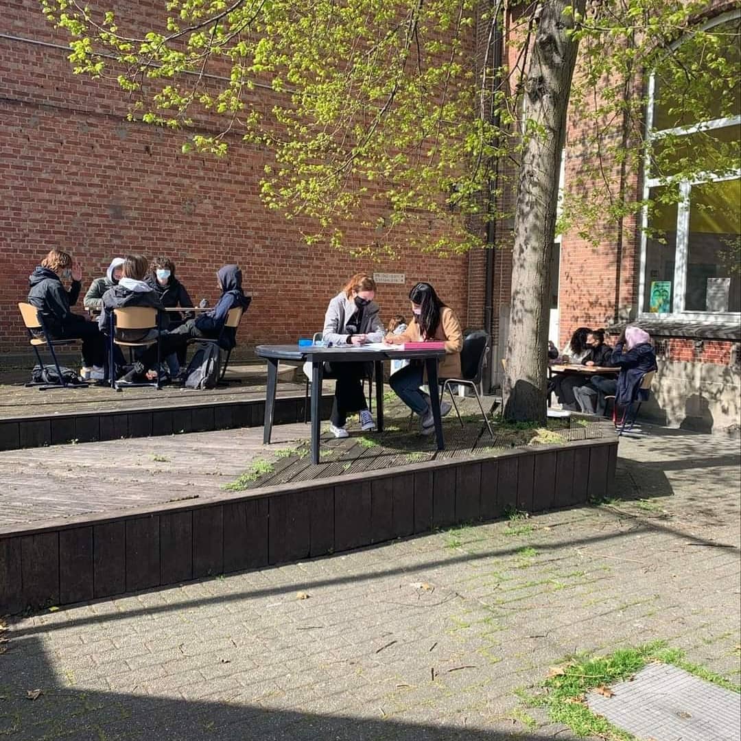 BAPitzemburg's tweet photo. Op vraag van Stad Mechelen gaan we de speelplaats van Campus Tesse ontharden. Dit project kadert in een vergroening van de buurt. In groepjes hebben de leerlingen van het 5de jaar HUM hun ideeën op papier gezet. @GO_onderwijs #GObouwt @GOonderneemt https://t.co/ezdIm4UY3F