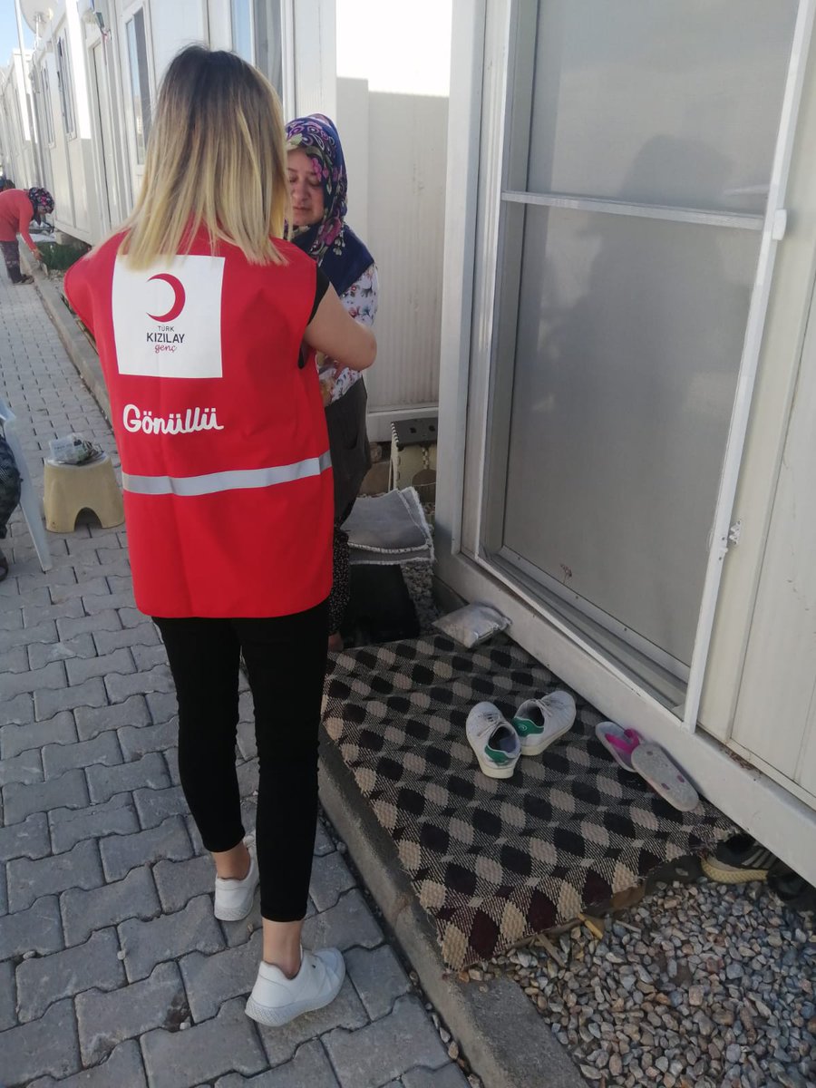 Türk Kızılay Elazığ Şube Başkanlığı, Kadın  kolları ve gönüllülerimiz ile birlikte Aşağı Demirtaş Konteyner yerleşkesindeki depremzede 1600 aileye iftar yemeği dağıtımı yaptık.
<a href="/erkayayirik/">Erkaya YIRIK</a>
#sensizolmaz #iyigeleceksin