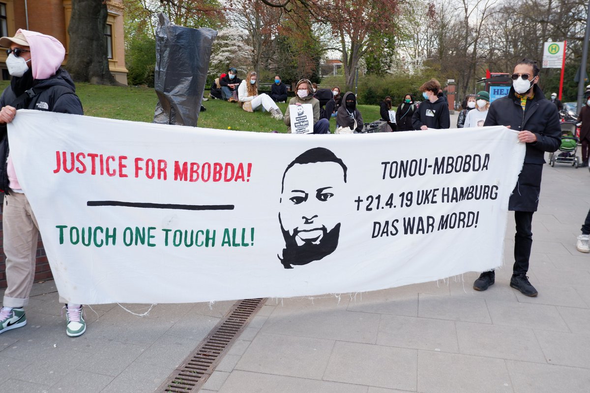 BlackCommunit20's tweet photo. Wie uns die #Polizei mitteilte, "wünscht das @UKEHamburg nicht, dass Blumen und Kerzen zur Erinnerung an #TonouMbobda abgelegt werden" und warnte uns, dass sie kommen müssten, wenn der #SicherheitsdienstUKE alleine nicht zurechtkäme...
#ShameOnYou https://t.co/TB6Azlz7Yt