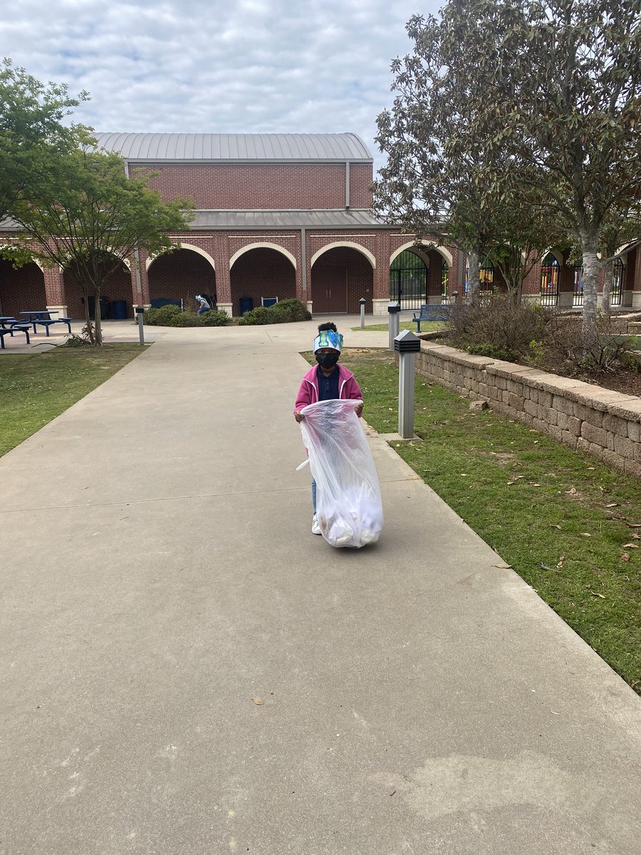 Everyday is earth day! <a href="/PeeteTylerISD/">Peete Elementary</a> <a href="/ChapaTISD/">Cassandra Chapa</a> @LaRena_Brooks we helped planet earth a little by picking up trash in our courtyard and playground