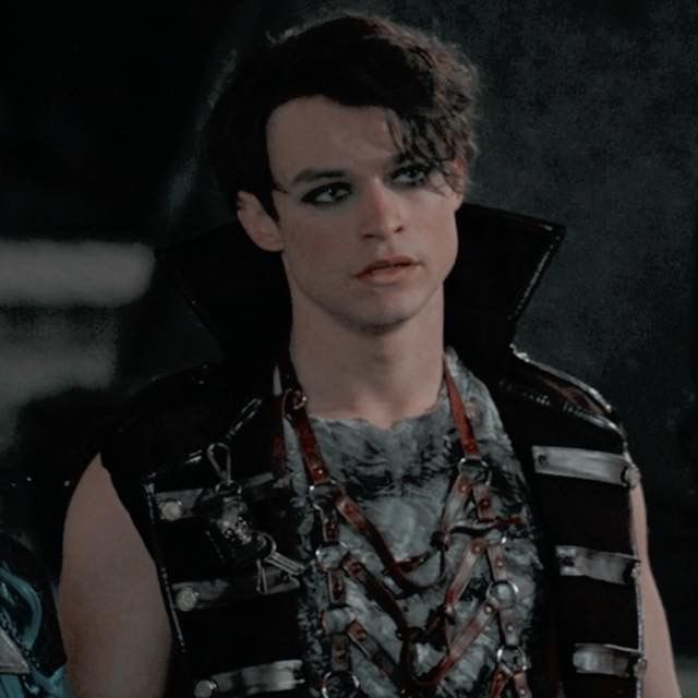 наследники первой очереди без завещания таблица. кто является наследником первой очереди. карлос де виль. наследники дисней карлос. круэлла де виль наследники.