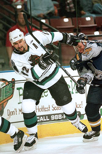 UtahGrizzlies's tweet image. Throwing it back to Grizz legend Marinko "Mick" Vukota! 🇨🇦
Vukota spent 3 seasons with the Grizz and played 11 seasons in the NHL throughout his lengthy career. 🏒
Vukota was known as an enforcer and a fan favorite in a Grizzlies sweater! 🥊

#ThrowbackThursday
#GoGrizzGo 🐻🏒