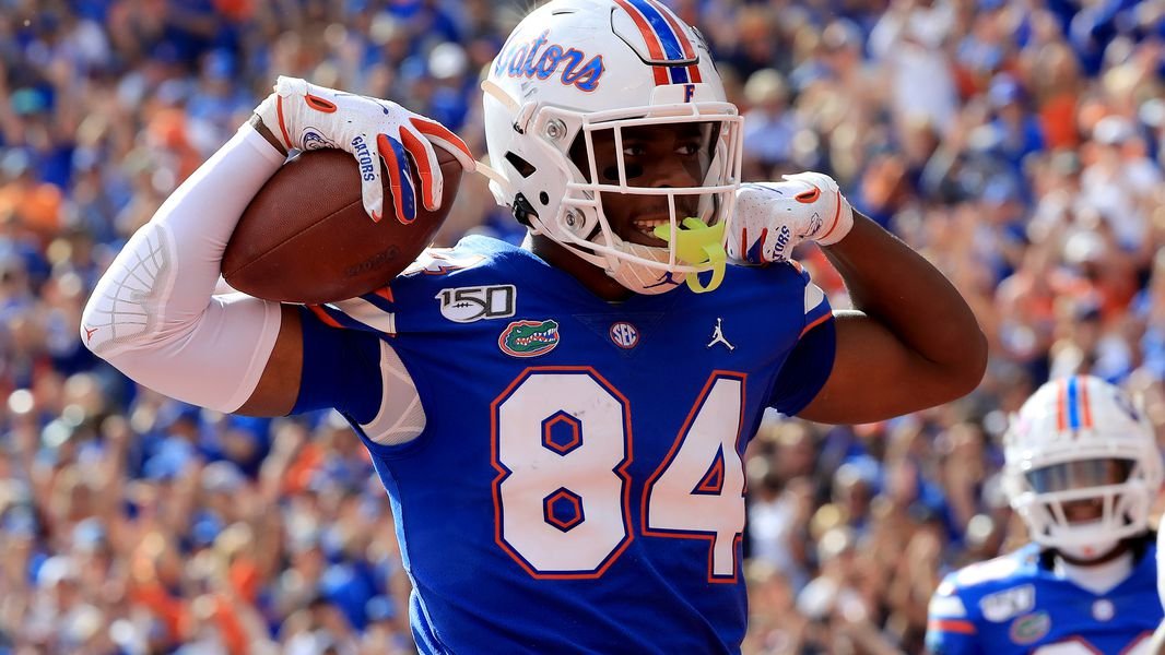 PFF College (@pff_college) on Twitter photo When the 49ers traded up to pick #3, Kyle Pitts texted his TE coach at Florida, per <a href="/JFowlerESPN/">Jeremy Fowler</a>:
"Is it a QB or is it me?" When the 49ers traded up to pick #3, Kyle Pitts texted his TE coach at Florida, per <a href="/JFowlerESPN/">Jeremy Fowler</a>:
"Is it a QB or is it me?"