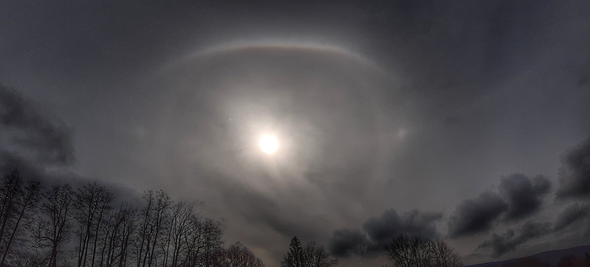 capilatus's tweet photo. Vor ein paar Tagen konnte ich ein fast #Halo #Lichteffekte und ein weiteren intensiven Effekt oberhalb des Halos beobachten #Wetter https://t.co/ExmPQnk69d