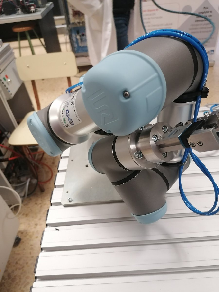 salesianosZAR's tweet photo. Formación a profesorado de #fp de mecánica y robótica por parte de profesionales de Festo en robots colaborativos. https://t.co/3f6PJvlCe8