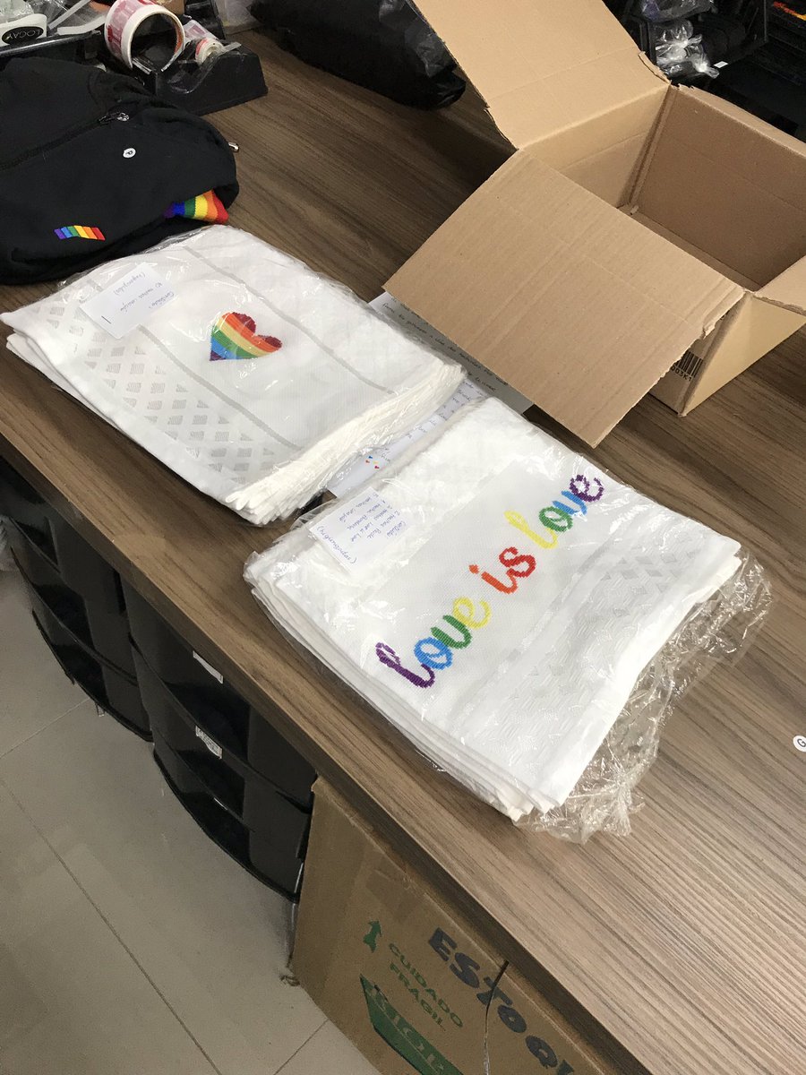 latingwbullocks's tweet photo. eu to feliz demais, o primeiro e-mail que eu respondi no trampo foi o da glau, e foi pra fazer essa parceria social incrível! ♥️ https://t.co/xcNfCRazwz