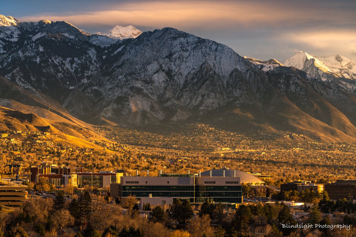 JasonSynaptic's tweet photo. Have I mentioned that @UUtah is gorgeous?! Here's a pic I took of my lab's building, with some beautiful golden hour light. https://t.co/FUy3tyF93F