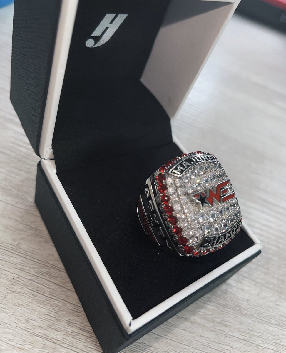 I am OBSESSED with my majors ring!!! Thank you <a href="/DBSchamprings/">@DesignsBySantwon</a> for this beauty!! ⭐️