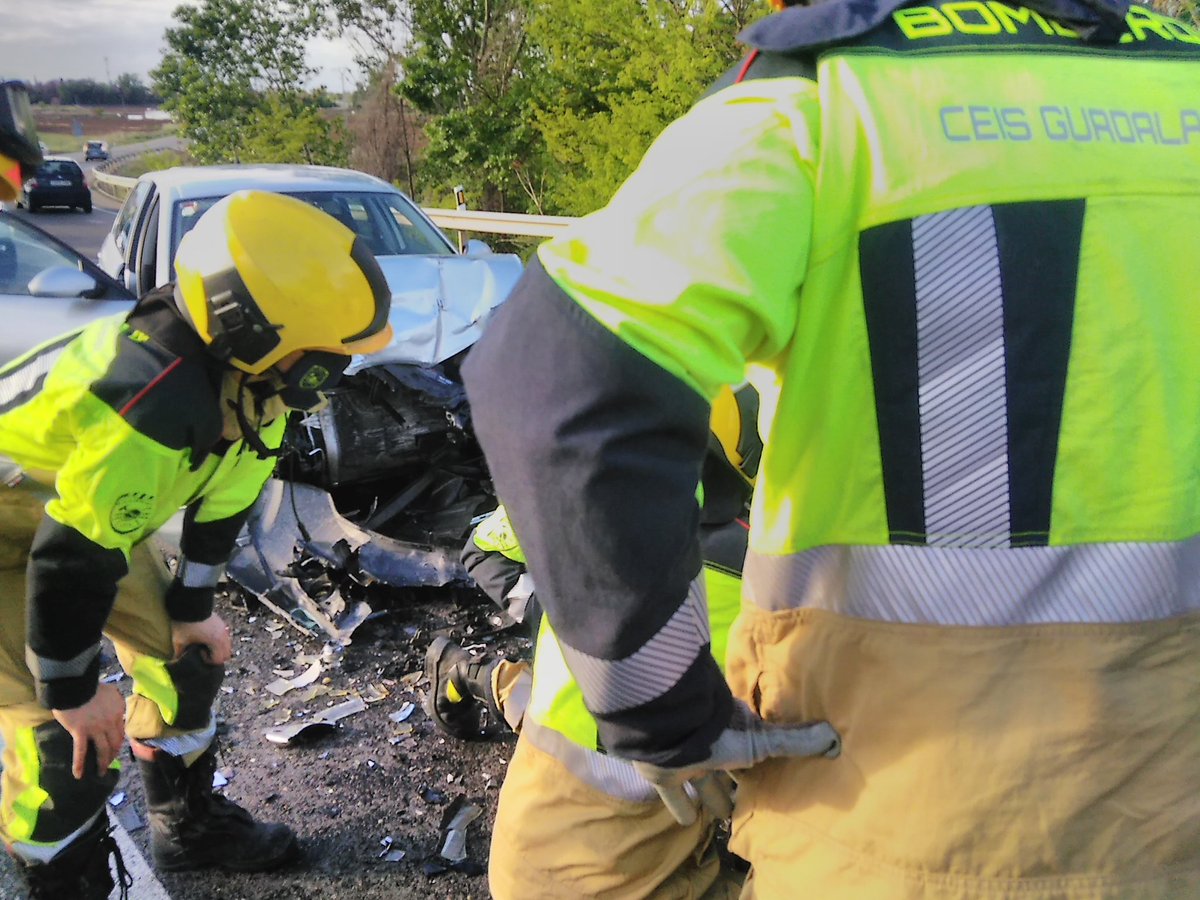 Colisión frontal de dos turismos. CM101 en el puente de Fontanar. Dos heridos leves trasladados en UVI Móvil y Soporte. Aseguramos vehículos y calzada. Colaboramos con <a href="/guardiacivil/">Guardia Civil</a> , <a href="/PCFontanar/">P.C. Fontanar</a> y sanitarios. Mucha precaución. Con lluvias disminuye visibilidad y adherencia.