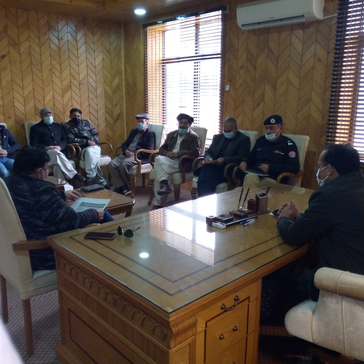 DeputyKharmang's tweet photo. @RandhawaAli @HomeDeptGB
 آج ڈپٹی کمشنر کھرمنگ جناب محمد جعفر صاحب کی سر براہی میں ضلع کھرمنگ میں 50 سال سے زاٸد عمر کے لوگوں کو کرونا وکسین لگوانے کے حوالے سے ایک اجلاس منعقد ہوٸی۔۔ جس میں SP کھرمنگ DHOکھرمنگ اور تمام محکموں کے سربراہاں(HODs)نے شرکت کی https://t.co/WziSWzc0o0