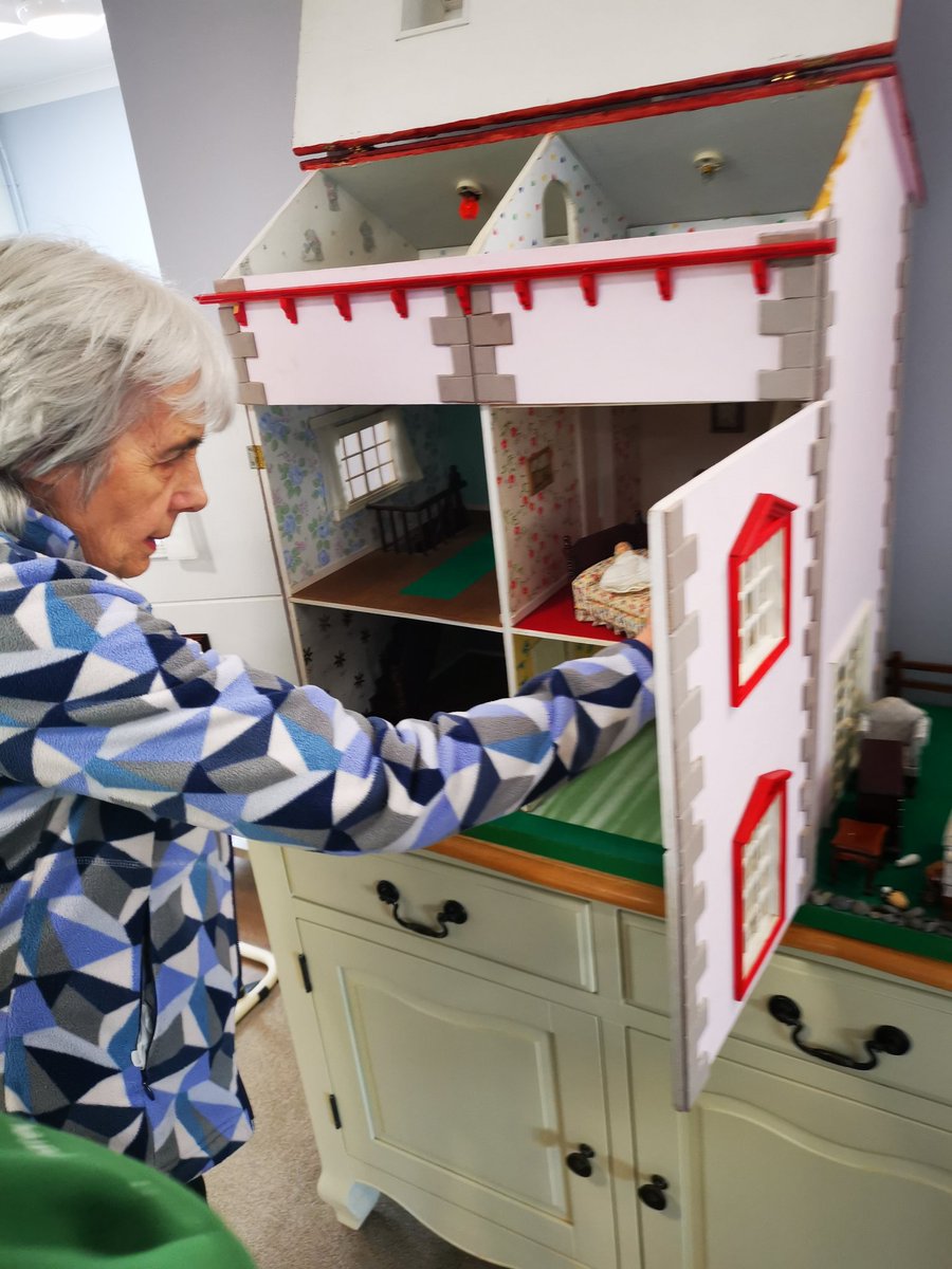 RecoveryHub@EastLeeds would like to say a big thank you to seacroft friends &amp; Neighbours for this wonderful dolls house they donated. We all enjoyed setting it up yesterday and reminiscing about furniture &amp; wallpaper. #friendsseacroft