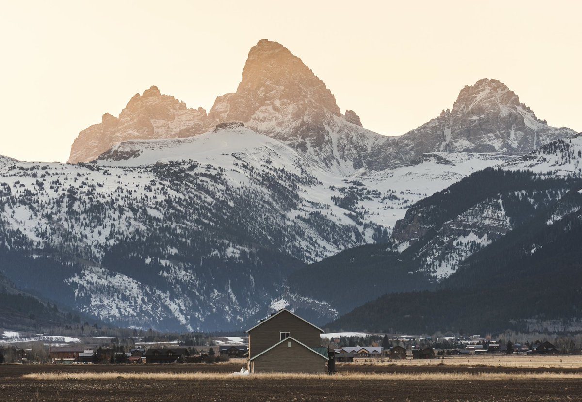 Spenrol's tweet photo. Sunrise by the Tetons https://t.co/TWrejXppEm
