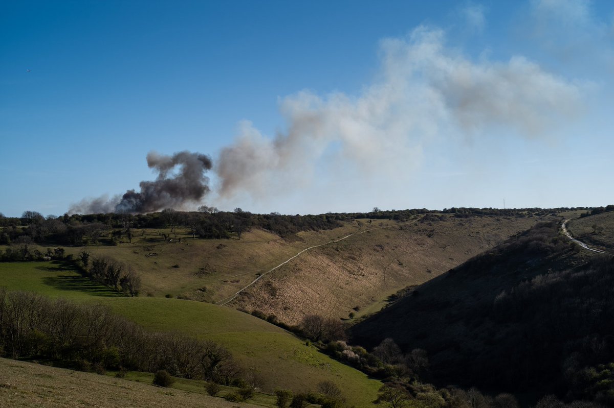 Fire on #devilsdyke #sussex this afternoon , now reported 200sqm ablaze ! #sussexfire #devilsdyke #theargos #bbcsoutheast