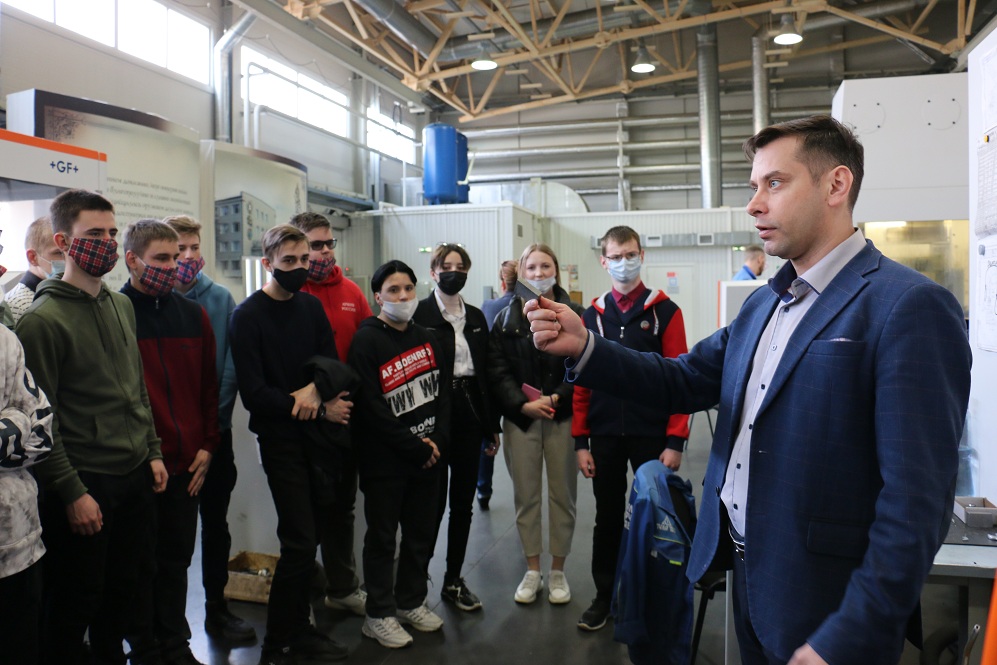 TulaUniversity's tweet photo. Студенты ИВТС им. В.П. Грязева, Политехнического института, Технического колледжа им. С.И. Мосина #ТулГУ побывали на Императорском Тульском оружейном заводе в рамках акции #НеделяБезТурникетов, инициированной #СоюзМаш'ем https://t.co/NRZ7CbvorD

#СоюзМашТула #ТульскийОпорный https://t.co/bG00IDzoY4