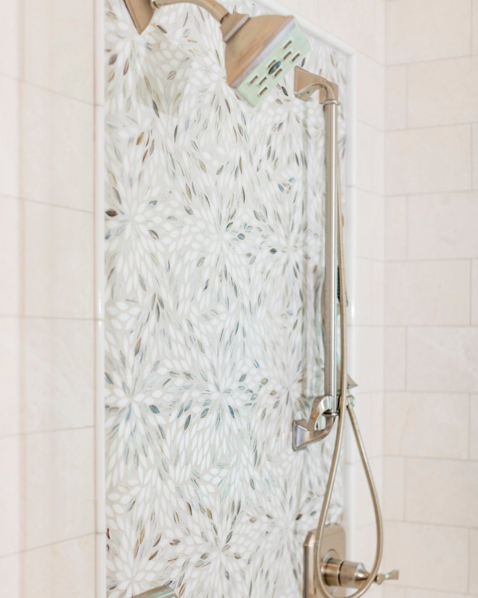 AllisonJaffeID's tweet image. How awesome are shower handhelds?

Nothing gets me quite as excited as a well-designed shower. 

Well, maybe skydiving…

But seriously, handheld showerheads give you the unique opportunity to create a spa experience right in your own bathroom. 

The best have options for mass...