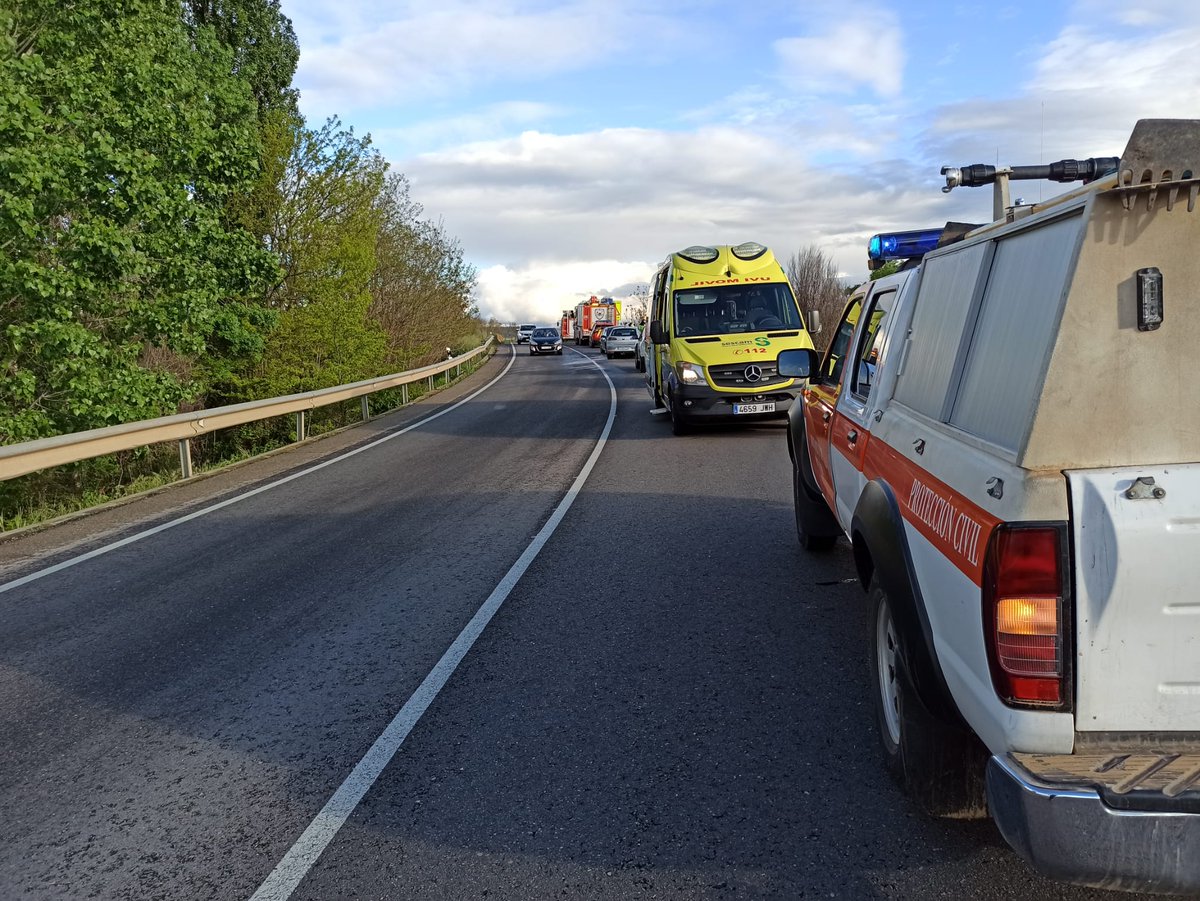 Recibimos aviso a las 18:51h por accidente frontal de dos vehiculos en #Fontanar. Realizamos primera atención hasta la llegada de los servicios sanitarios. Colaboramos con <a href="/GuardiaCivilGU/">Guardia Civil Guadalajara</a> <a href="/CEISGuadalajara/">CEIS Guadalajara</a> y #Sescam.