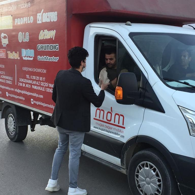 denizliuniak's tweet photo. Üniak ekibimiz ile birlikte, "İftara Beş Kala" projesi kapsamında, hastane çıkışı evlerine yetişen hasta ve hasta yakınlarına iftariyeliklerimizi dağıttık.

Hayırlı iftarlar Denizli 😊 https://t.co/lvAFhAgyRf