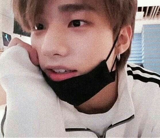 A cute low quality Hyunjin’s thread because I miss him so much and I know you miss him too