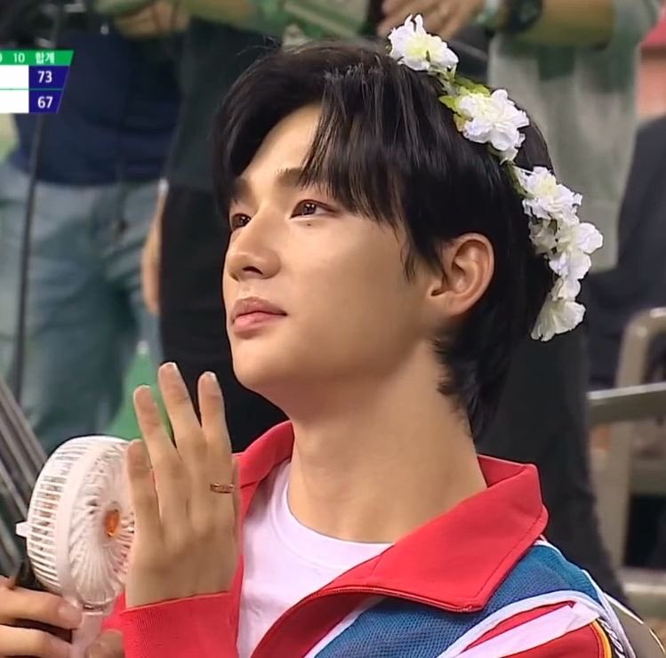 A cute low quality Hyunjin’s thread because I miss him so much and I know you miss him too