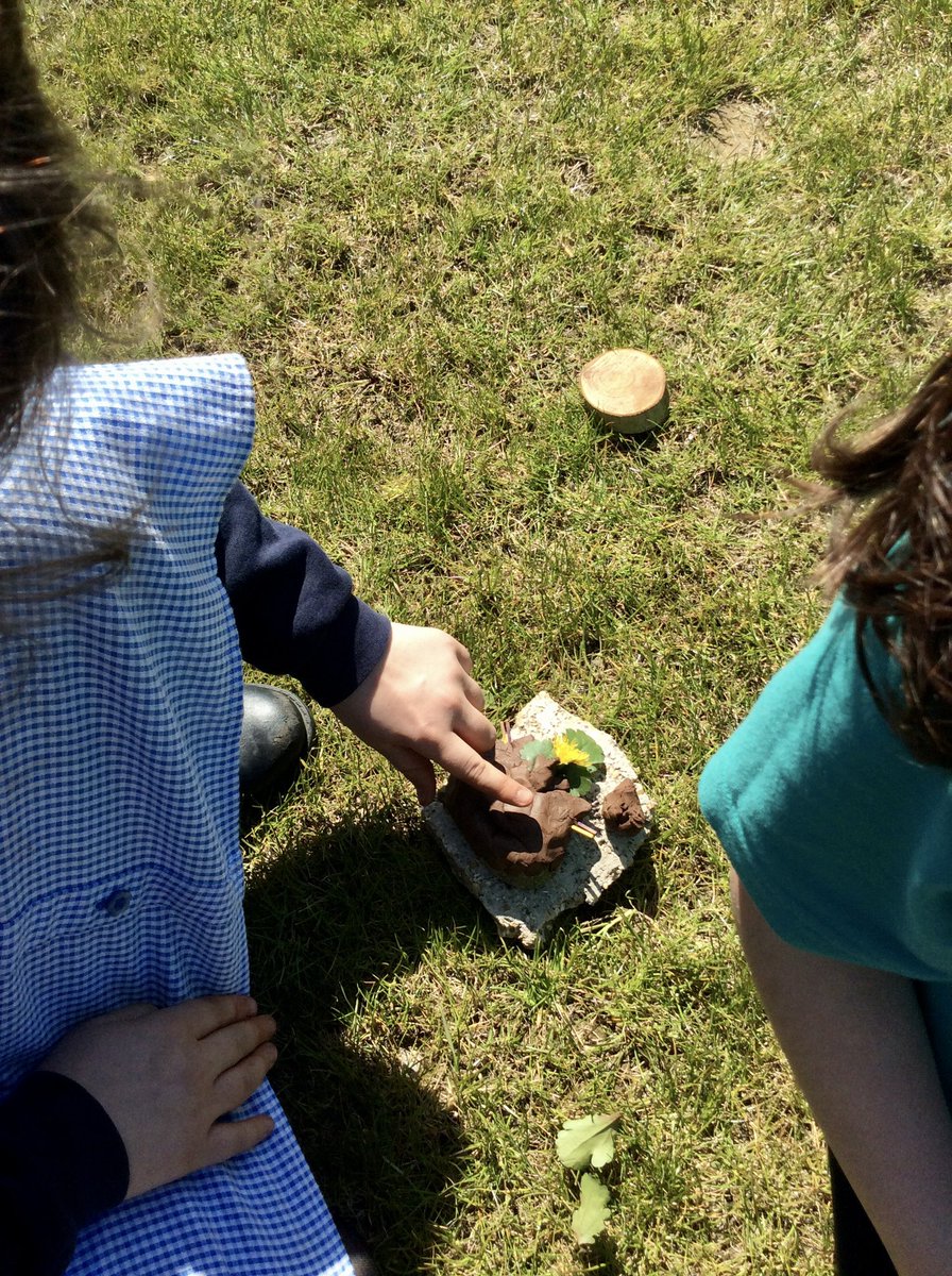 GreenparkKL's tweet photo. @EarthDay Packham class have been celebrating #EarthDay2021 by getting creative with air-dry clay 🤎 making their own Green Man and Mother Nature faces using only natural resources found on our school field #creativity #outdoorlearning #clayart 💚 nature @friends_earth https://t.co/0Pdc27u8Rh