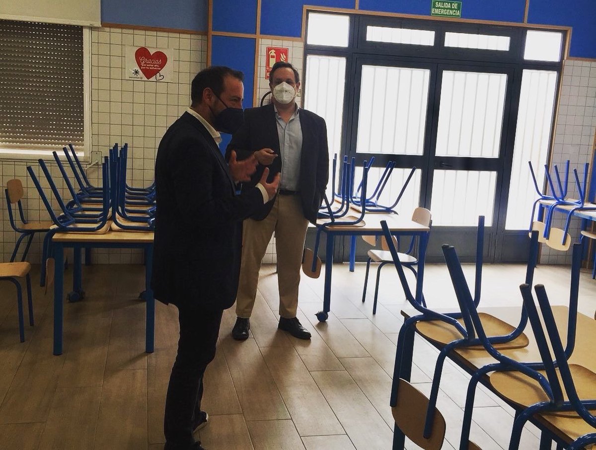 PabloCarreres's tweet photo. Colaborando ayer, como consultor de comunicación, con la consultora Mentoria de Vida de mi admirado Miguel Samper en jornada formativa del CD San Bartolomé de Godella practicando PNL, comunicación y role playing sacando lo mejor de cada uno avanzando en habilidades y excelencia. https://t.co/fVua2mkXqH