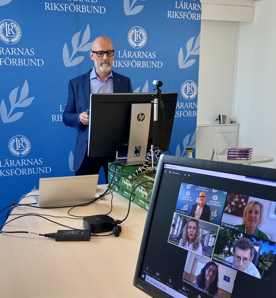 Redaktör för seminarium om Likvärdig skola @lararnas under ledning av moderator @ZoranAlagic med bl a @AsaFahlenLR och utbildningsminister <a href="/Anna_Ekstrom/">Anna Ekström</a> De gamla journalisttakterna satt fortfarande i. Nästan 👍🏻😀