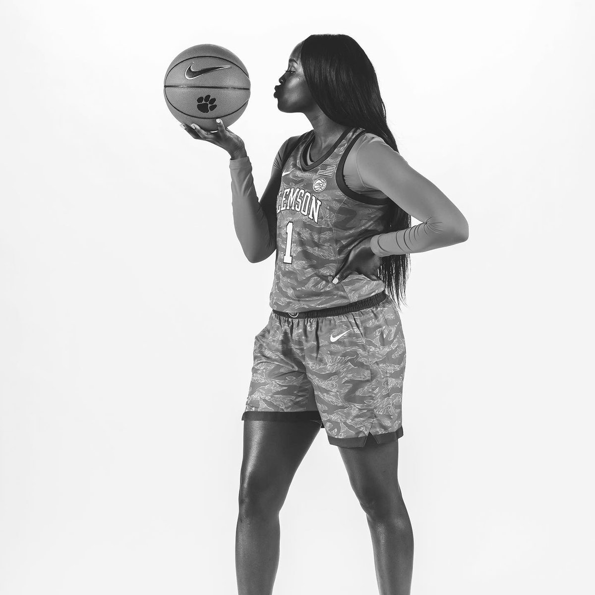 1dessthomas's tweet photo. Clemson has been my home for four years. Although I’m sad this chapter of my life is ending, I am SO grateful that I am leaving @ClemsonWBB better than I found it 🧡 https://t.co/AI2OqcXBRY