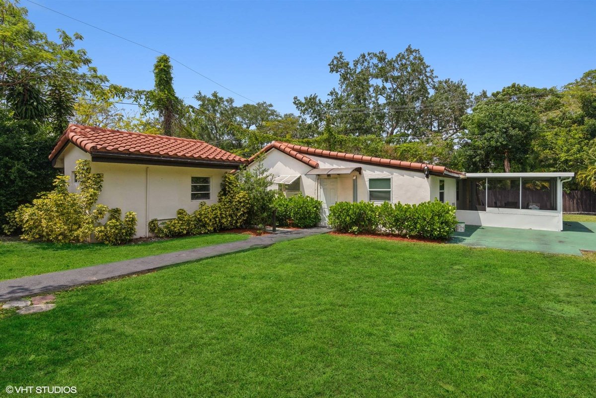 ADDvantage's tweet image. Great family home in Miami on a spacious lot with pool, baskeball court, and a separate in-laws' home in the backyard. #homeforsale #realestate #southflorida #miami ow.ly/FYra50Evsx2