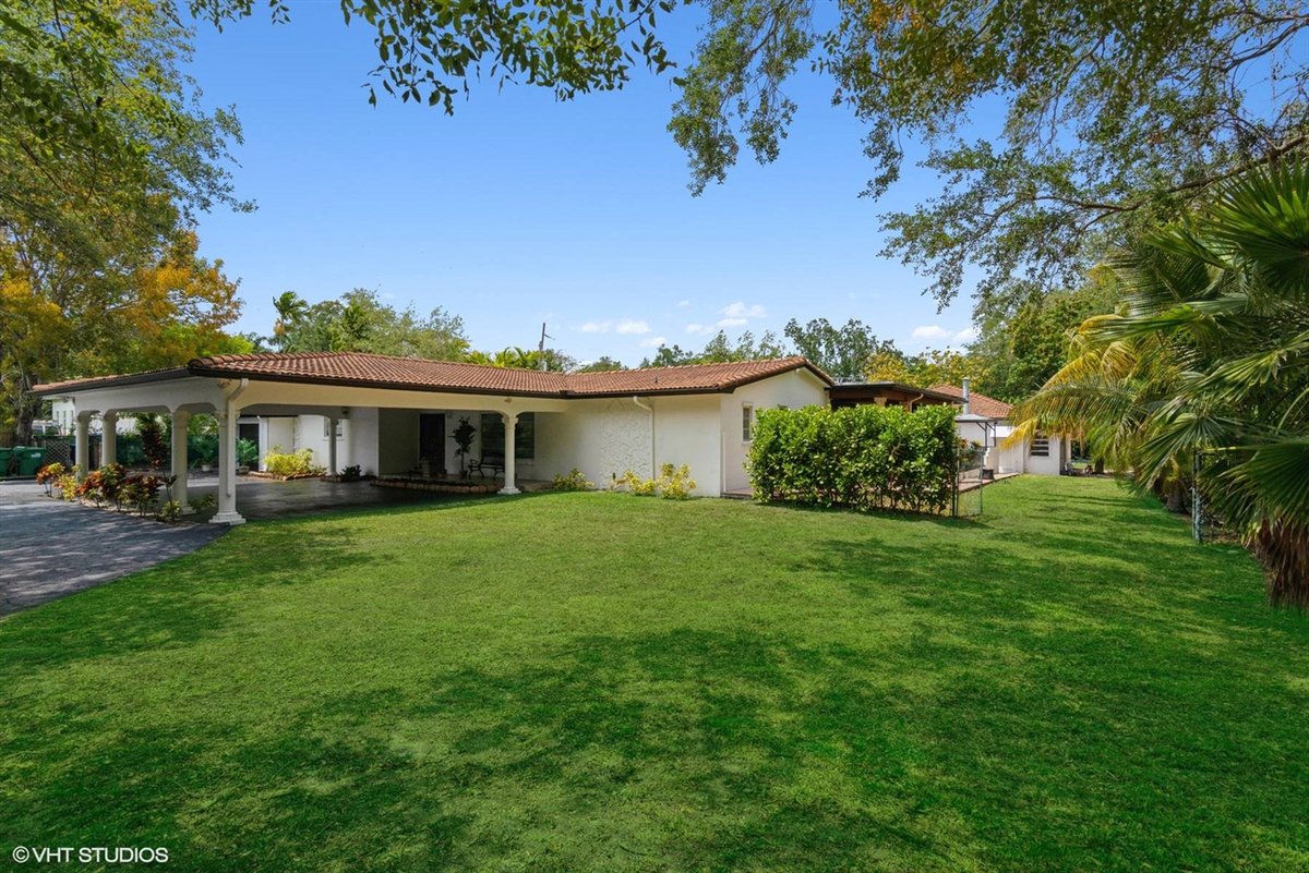 ADDvantage's tweet image. Great family home in Miami on a spacious lot with pool, baskeball court, and a separate in-laws' home in the backyard. #homeforsale #realestate #southflorida #miami ow.ly/FYra50Evsx2