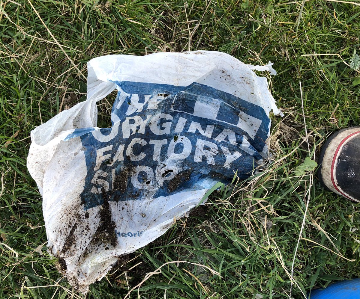SuilanSpink's tweet photo. #EarthDay2021 Another two sections for #MillionMileClean @sascampaigns usual shite we humans disguard #ReturnToOffender @costcutter @DukeStreetCapital Your closest store must be over 100 miles away 🤦🏽‍♀️#singleuseplasticbags @mcsuk https://t.co/ItZHfVZv7x