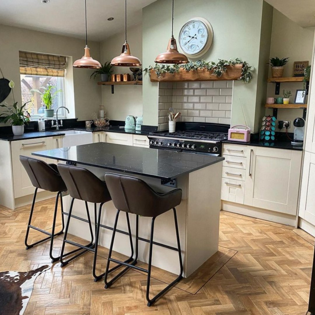 Stunning set up at @1930s_home_44 's 👌 A kitchen made for memories as well as meals  💫🏡 ❤️

#kitcheninspo
#walldecor
#interiorliving
#industrialdecor
#rusticshelving
#sustainabletimber
#bespokeshelves
#bensimpsonfurniture