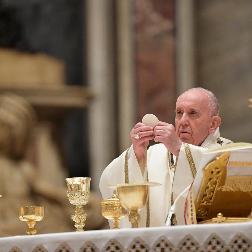 vaticannews_pt's tweet photo. Nutrindo-nos deste alimento, podemos entrar em plena sintonia com Cristo. Isto é muito importante: ir à Missa e comungar, porque receber a Comunhão significa receber este Cristo vivo, que nos transforma dentro e nos prepara para o Céu #PapaFrancisco #EvangelhodeHoje https://t.co/wuu2rhOFzL