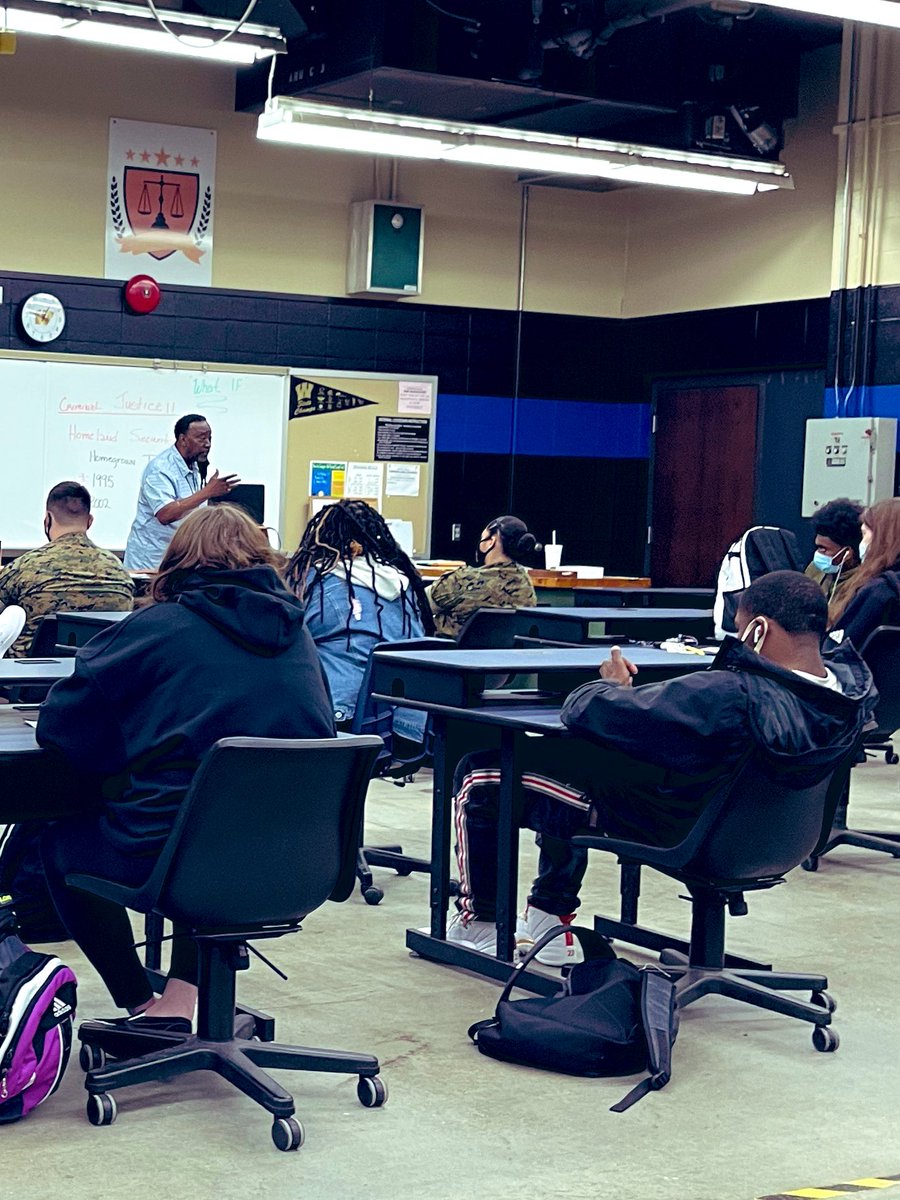 Handy_FACS's tweet photo. HUGE THANK YOU to Officer Barney for allowing Human Dev. students 2participate in an open discussion today about #mentalhealth #criminaljustice &the current climate we are living in! @PurdueFCS #changeitWCC #WARRENWILL @WCC_FACS @WCC_Warren @WarrenTwpChief #collaboration https://t.co/JM6p5eTB8z