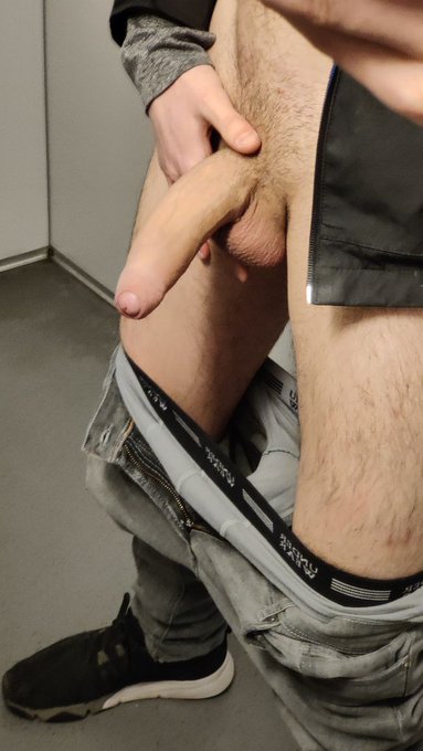 Putain, #maQueue aurait bien besoin de ton cul! Mets toi &agrave; 4 pattes et pr&eacute;pare toi &agrave; encaisser, mon cochon<a href="/tag/maqueue"class="tags">#maQueue</a>