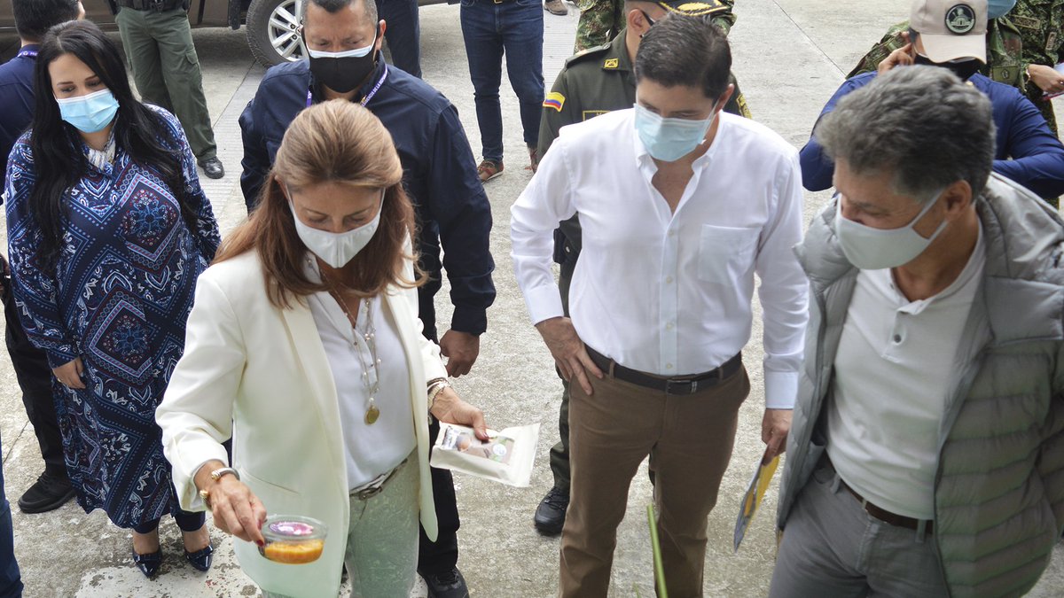 SOCODEVI's tweet photo. 🇨🇦 y 🇨🇴, así como #SOCODEVI, unen esfuerzos para renovar miles de hectáreas de #cacao en Colombia! @mluciaramirez #agroemprendecacao #socodevicolombia @ViceColombia @CanadayColombia @ECOPETROL_SA #Grantierraenergy @MinAgricultura @ciadechocolates https://t.co/5TB8CQ75iQ