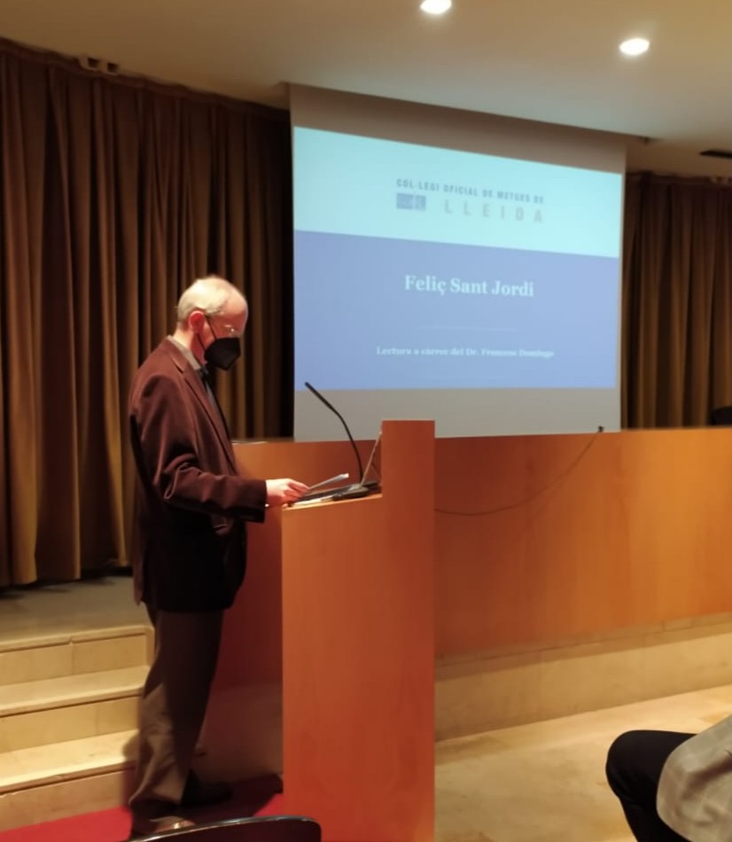 COMLLEIDA's tweet photo. Amb la lectura del Dr. Francesc Domingo @DomingoSalvany amb motiu de la diada de Sant Jordi de demà, es dona per finalitzada l’Assemblea Ordinària de Col·legiats del #COMLL. Els assistents han rebut com a obsequi una rosa vermella i un punt de llibre commemoratiu 🌹#SantJordi21 https://t.co/n2Tub7gzX1