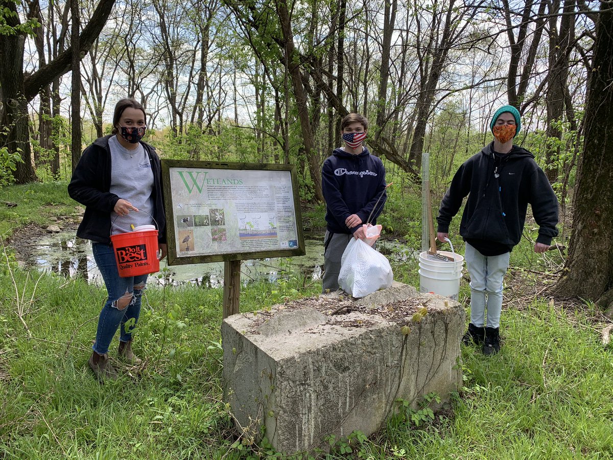 shyratedesco71's tweet photo. Ivy Tech Lawrenceburg Bio2 taking the classroom outside for the wetland ecosystem field study lab at the Oxbow...AND cleaning up as we go!  Happy Earth Day! https://t.co/aQze6nH42b