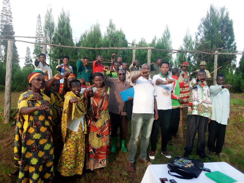 CNDDFDDBururi's tweet photo. Kur'uyu wa Kane 22/04/2021, Ubuserukizi bwa @CnddFdd muri Komine #Matana @Province_Bururi bwagendeye #Abagumyabanga ku Mutumba #Mahango, bukaba bwabahamagariye kubungabunga amahoro n'umutekano, gutsimbataza Inamashingiro no gukomeza urukundo hagati yabo mu buzima bwa minsi yose. https://t.co/wrQJfGxDI9