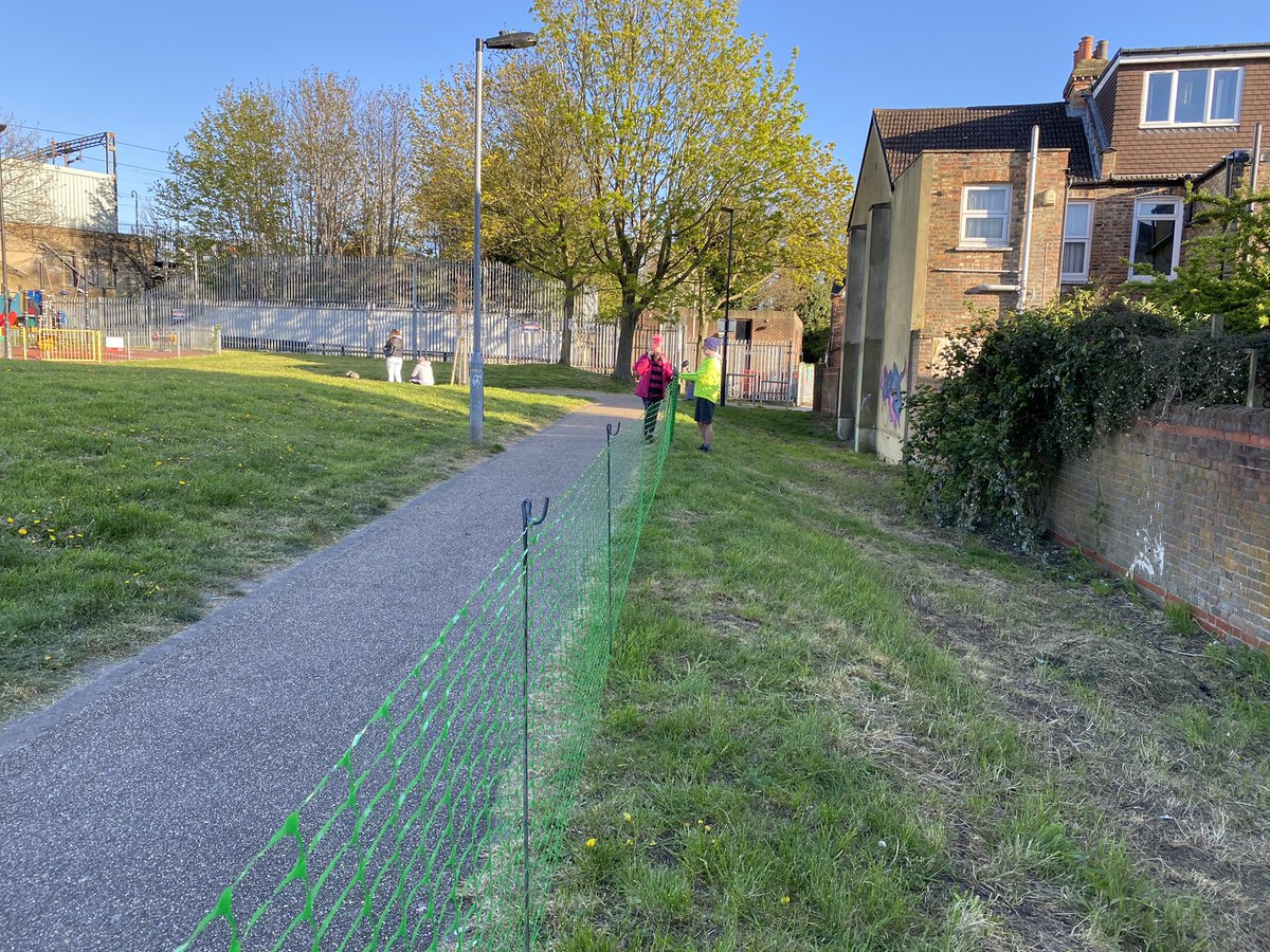 Visitors to the park this evening may have noticed we’ve put up some new fencing: we’re hoping to develop a new wildflower meadow in this spot, so please keep your fingers crossed for some rain! 🌧💐
