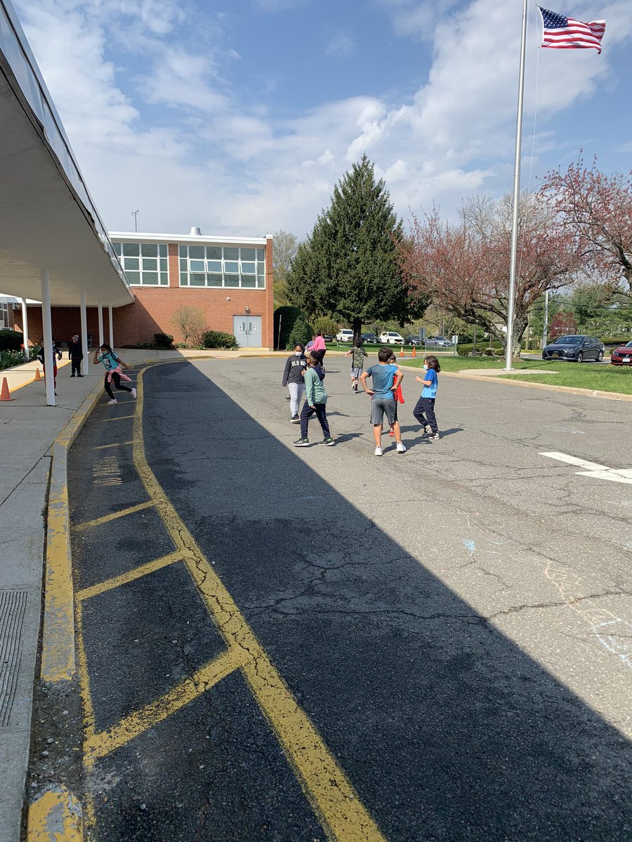 3ICTRW's tweet photo. TNT enjoyed an extra movement break during yesterday’s beautiful weather! #WPPROUD @Ridgeway_WP https://t.co/mrVJpQRDMo