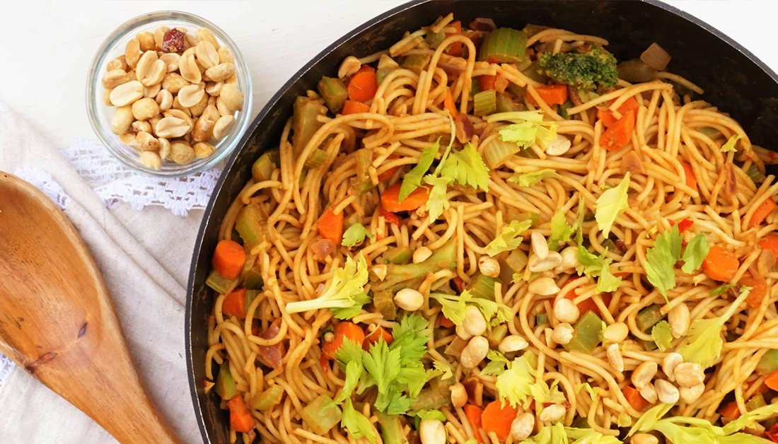 Takeout minus the guilt? Wish granted. This Vegetable Stir Fry with Spicy Peanut Sauce #recipe is made with Dreamfields Spaghetti and a medley of carrots, onion, celery and 🔥 peppers. dreamfieldsfoods.com/all-recipes/ve…