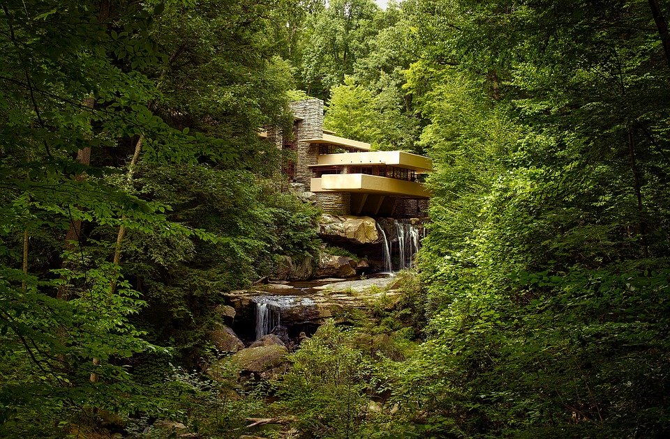 lingometro's tweet image. #FallingWater in #Pennnsylvania is a stunning work that  blends seamlessly with the surrounding nature. Perhaps Frank Lloyd Wright's most iconic work, this structure features organic architecture both inside and out. 
#LingoMetro #FunWithEnglish #ArchitecturalWondersUSA