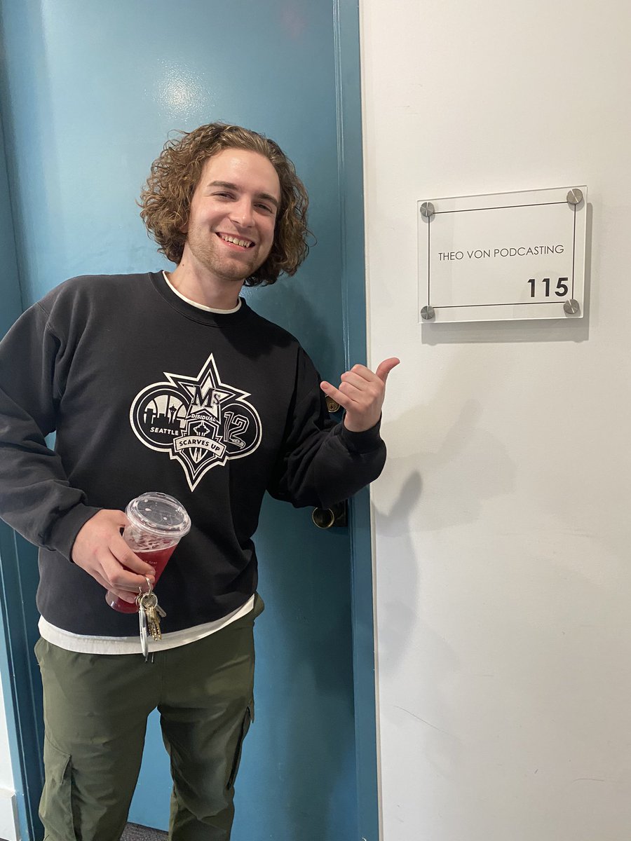 JHunsakerDesign's tweet image. Thanks @KingAndTheSting @TheoVon @BrendanSchaub for picking up this painting. Huge fan of this show, it was an honor to meet all you guys. I need to post more on Twitter, I mostly post on IG @smokeyjoepaintco Anyways, back to painting. @RealNickDavis @ChinSuYi