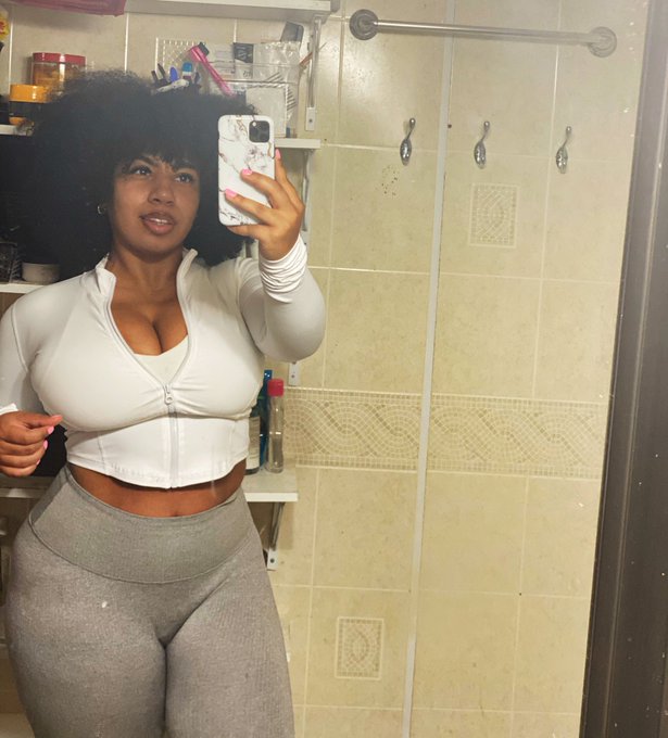 No makeup &amp; she still pretty 🤍 https://t.co/AHuWCq21BS<a href="/tag/bussitchallange"class="tags"><span>#bussitchallange</span></a>