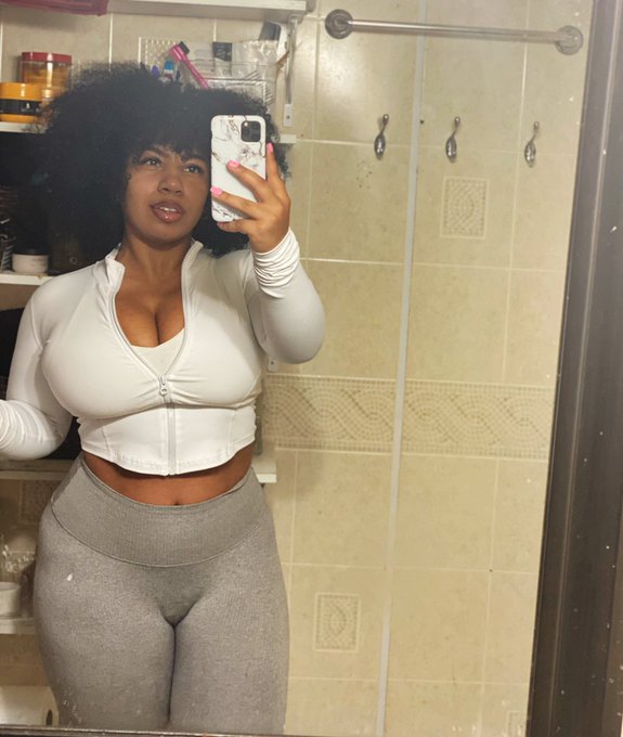 No makeup &amp; she still pretty 🤍 https://t.co/AHuWCq21BS<a href="/tag/bussitchallange"class="tags"><span>#bussitchallange</span></a>